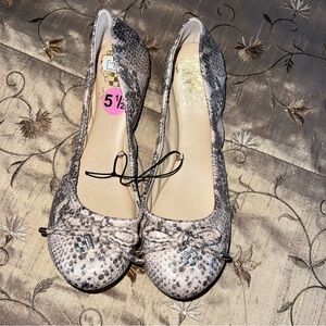 Vince Camuto Textured Gray Cream Ballet Flats with Bow Leather Sz 5.5